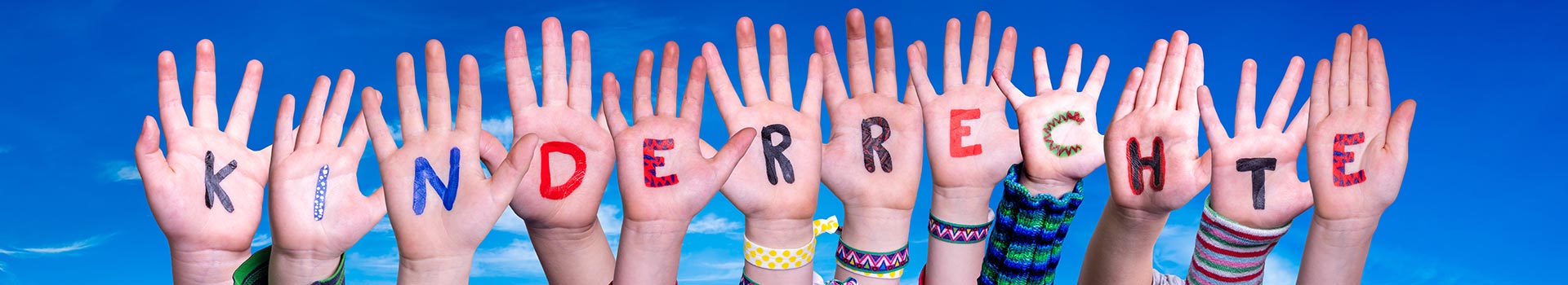 Banner Kinderrechte mit Kinderhänden